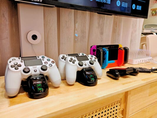 商廈簡約日系親子場地，鄰近旺角市中心 🌸Flowery🌸 地區：旺角 面積：約750尺 適合：30人以內 地址：旺角(近登打士街) (旺角或油麻地地鐵站步行3-5分鐘) 旺角區750呎的獨立商廈Party room，專為親子及小朋友的派對設計，提供包場租用，無需與他人共享場地。 兒童區鋪設了安全的兒童地墊，並配備多款嬰兒和幼兒玩具。空間內有3.5米的波波池和大型滑梯，讓小朋友盡情放電。