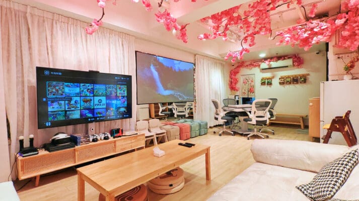 商廈簡約日系親子場地，鄰近旺角市中心 🌸Flowery🌸 地區：旺角 面積：約750尺 適合：30人以內 地址：旺角(近登打士街) (旺角或油麻地地鐵站步行3-5分鐘) 旺角區750呎的獨立商廈Party room，專為親子及小朋友的派對設計，提供包場租用，無需與他人共享場地。 兒童區鋪設了安全的兒童地墊，並配備多款嬰兒和幼兒玩具。空間內有3.5米的波波池和大型滑梯，讓小朋友盡情放電。