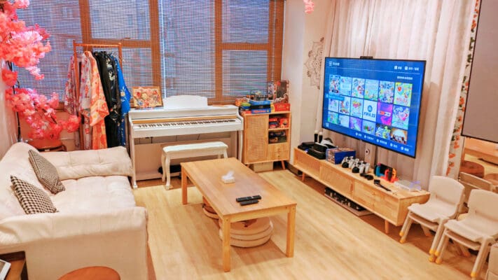 商廈簡約日系親子場地，鄰近旺角市中心 🌸Flowery🌸 地區：旺角 面積：約750尺 適合：30人以內 地址：旺角(近登打士街) (旺角或油麻地地鐵站步行3-5分鐘) 旺角區750呎的獨立商廈Party room，專為親子及小朋友的派對設計，提供包場租用，無需與他人共享場地。 兒童區鋪設了安全的兒童地墊，並配備多款嬰兒和幼兒玩具。空間內有3.5米的波波池和大型滑梯，讓小朋友盡情放電。