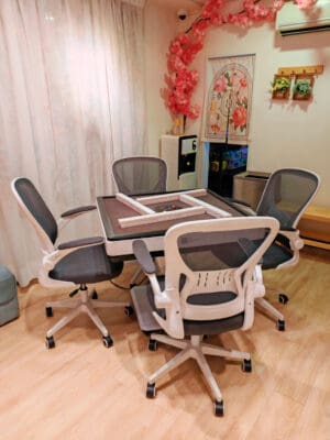 商廈簡約日系親子場地，鄰近旺角市中心 🌸Flowery🌸 地區：旺角 面積：約750尺 適合：30人以內 地址：旺角(近登打士街) (旺角或油麻地地鐵站步行3-5分鐘) 旺角區750呎的獨立商廈Party room，專為親子及小朋友的派對設計，提供包場租用，無需與他人共享場地。 兒童區鋪設了安全的兒童地墊，並配備多款嬰兒和幼兒玩具。空間內有3.5米的波波池和大型滑梯，讓小朋友盡情放電。