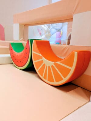 商廈簡約日系親子場地，鄰近旺角市中心 🌸Flowery🌸 地區：旺角 面積：約750尺 適合：30人以內 地址：旺角(近登打士街) (旺角或油麻地地鐵站步行3-5分鐘) 旺角區750呎的獨立商廈Party room，專為親子及小朋友的派對設計，提供包場租用，無需與他人共享場地。 兒童區鋪設了安全的兒童地墊，並配備多款嬰兒和幼兒玩具。空間內有3.5米的波波池和大型滑梯，讓小朋友盡情放電。