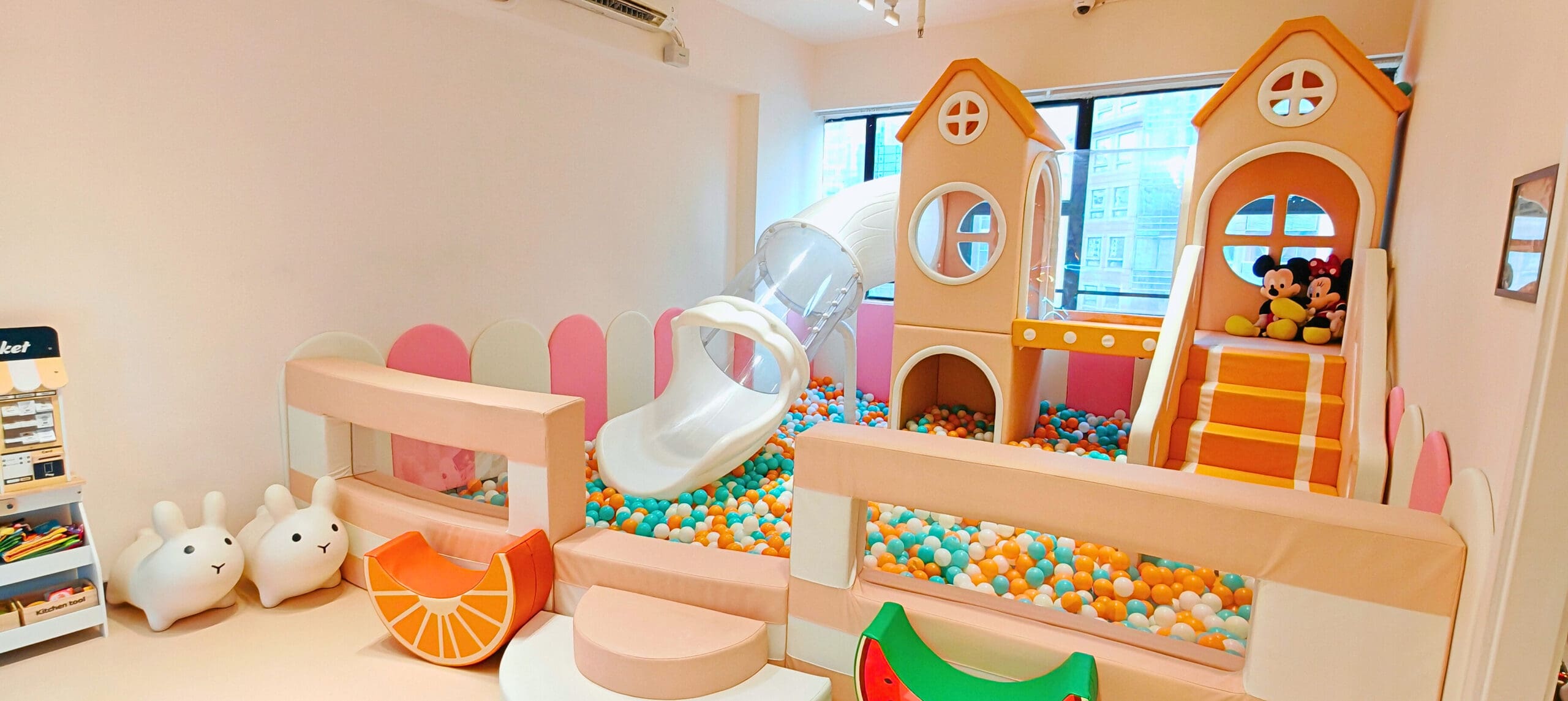 商廈簡約日系親子場地，鄰近旺角市中心 🌸Flowery🌸 地區：旺角 面積：約750尺 適合：30人以內 地址：旺角(近登打士街) (旺角或油麻地地鐵站步行3-5分鐘) 旺角區750呎的獨立商廈Party room，專為親子及小朋友的派對設計，提供包場租用，無需與他人共享場地。 兒童區鋪設了安全的兒童地墊，並配備多款嬰兒和幼兒玩具。空間內有3.5米的波波池和大型滑梯，讓小朋友盡情放電。