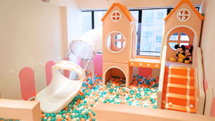 商廈簡約日系親子場地，鄰近旺角市中心 🌸Flowery🌸 地區：旺角 面積：約750尺 適合：30人以內 地址：旺角(近登打士街) (旺角或油麻地地鐵站步行3-5分鐘) 旺角區750呎的獨立商廈Party room，專為親子及小朋友的派對設計，提供包場租用，無需與他人共享場地。 兒童區鋪設了安全的兒童地墊，並配備多款嬰兒和幼兒玩具。空間內有3.5米的波波池和大型滑梯，讓小朋友盡情放電。