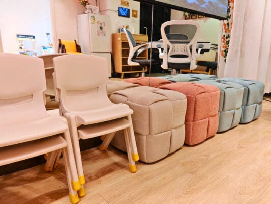 商廈簡約日系親子場地，鄰近旺角市中心 🌸Flowery🌸 地區：旺角 面積：約750尺 適合：30人以內 地址：旺角(近登打士街) (旺角或油麻地地鐵站步行3-5分鐘) 旺角區750呎的獨立商廈Party room，專為親子及小朋友的派對設計，提供包場租用，無需與他人共享場地。 兒童區鋪設了安全的兒童地墊，並配備多款嬰兒和幼兒玩具。空間內有3.5米的波波池和大型滑梯，讓小朋友盡情放電。