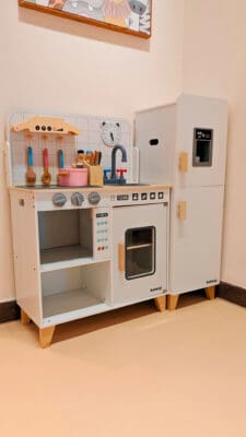 商廈簡約日系親子場地，鄰近旺角市中心 🌸Flowery🌸 地區：旺角 面積：約750尺 適合：30人以內 地址：旺角(近登打士街) (旺角或油麻地地鐵站步行3-5分鐘) 旺角區750呎的獨立商廈Party room，專為親子及小朋友的派對設計，提供包場租用，無需與他人共享場地。 兒童區鋪設了安全的兒童地墊，並配備多款嬰兒和幼兒玩具。空間內有3.5米的波波池和大型滑梯，讓小朋友盡情放電。