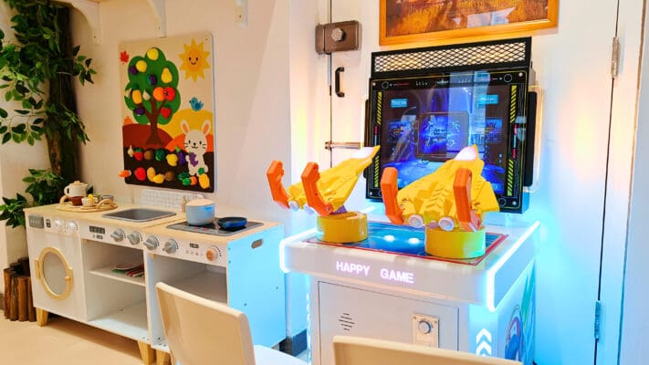 商廈簡約日系親子場地，鄰近旺角市中心 🌸Flowery🌸 地區：旺角 面積：約750尺 適合：30人以內 地址：旺角(近登打士街) (旺角或油麻地地鐵站步行3-5分鐘) 旺角區750呎的獨立商廈Party room，專為親子及小朋友的派對設計，提供包場租用，無需與他人共享場地。 兒童區鋪設了安全的兒童地墊，並配備多款嬰兒和幼兒玩具。空間內有3.5米的波波池和大型滑梯，讓小朋友盡情放電。