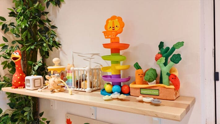 商廈簡約日系親子場地，鄰近旺角市中心 🌸Flowery🌸 地區：旺角 面積：約750尺 適合：30人以內 地址：旺角(近登打士街) (旺角或油麻地地鐵站步行3-5分鐘) 旺角區750呎的獨立商廈Party room，專為親子及小朋友的派對設計，提供包場租用，無需與他人共享場地。 兒童區鋪設了安全的兒童地墊，並配備多款嬰兒和幼兒玩具。空間內有3.5米的波波池和大型滑梯，讓小朋友盡情放電。