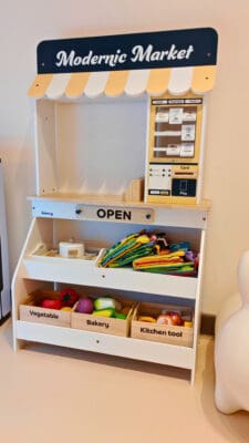 商廈簡約日系親子場地，鄰近旺角市中心 🌸Flowery🌸 地區：旺角 面積：約750尺 適合：30人以內 地址：旺角(近登打士街) (旺角或油麻地地鐵站步行3-5分鐘) 旺角區750呎的獨立商廈Party room，專為親子及小朋友的派對設計，提供包場租用，無需與他人共享場地。 兒童區鋪設了安全的兒童地墊，並配備多款嬰兒和幼兒玩具。空間內有3.5米的波波池和大型滑梯，讓小朋友盡情放電。